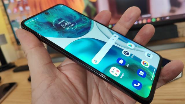 <b>Motorola Moto G82 5G Unboxing: telefon midrange de gaming cu ecran AMOLED de calitate, stabilizare optică</b>Motorola ne-a trimis două telefoane din seria Moto G la test, cu destul de multe elemente în comun: Moto G52 şi Moto G82. Unul este un dispozitiv 4G entry level şi altul un telefon midrange care va ridica câteva sprâncene. Nu prin ecranul AMOLED