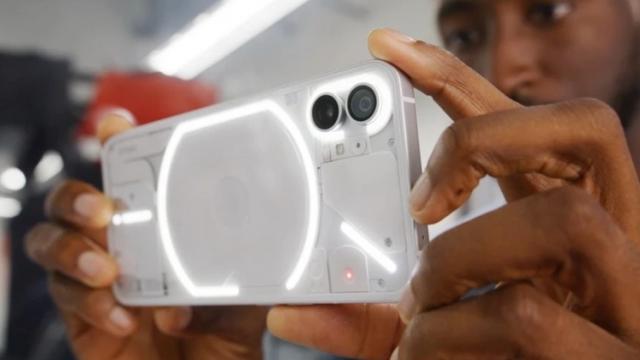 <b>Nothing Phone (1) a primit un video hands-on din partea lui MKBHD; Telefonul surprinde printr-un inedit sistem de LED-uri</b>Deși debutul oficial va avea loc abia peste câteva zile, iată că Nothing Phone (1) a ajuns deja în mâinile lui MKBHD (Marques Brownlee). Până acum am văzut primul terminal pregătit de către compania lui Carl Pei doar în imagini, dar acum iată că aflăm