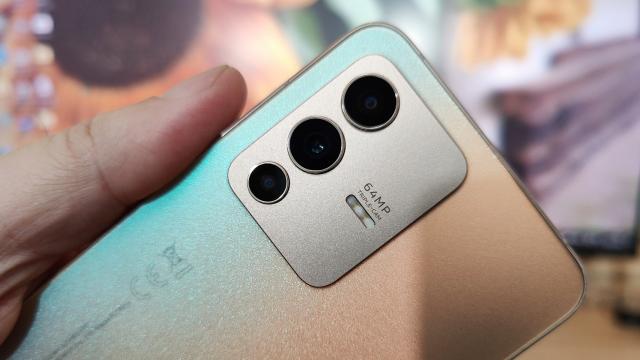 <b>vivo v23 5G: Camera pare a miza mai mult pe video, stabilizare, MULTE filtre selfie</b>vivo V23 5G este un selfie phone înainte de toate şi da, avem multe să vă spunem despre camerele sale selfie. Ele sunt decupate într-un breton îngust în zona de sus a ecranului şi vorbim aici despre o cameră principală selfie de 50 MP, cu autofocalizare