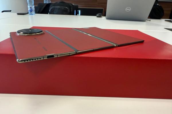Impresii şi unboxing Huawei Mate XT Ultimate: telefonul 3 în 1, cu două balamale revoluţionare (Video)