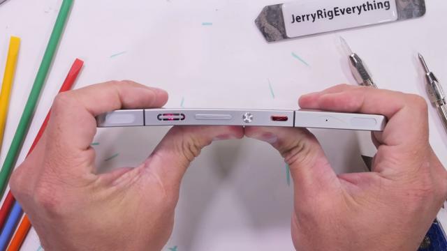 <b>Cât de rezistent e Nubia Red Magic 10 Pro? Durabilitatea sa e testată de către JerryRigEverything (Video)</b>Nubia Red Magic 10 Pro a debutat oficial la nivel global recent. Ei bine, iată că noul flagship de gaming a ajuns pe masa de teste a lui JerryRigEverything. Ca de obicei, asta înseamnă că în clip vom vedea zgârieturi, foc, dar și un test de îndoire