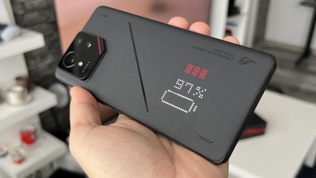 <b>ASUS ROG Phone 9 Pro: Baterie de cursă lungă, material de top 5 a la long</b>ASUS ROG Phone 9 Pro vine cu o baterie de 5800 mAh, în creştere de la cea de 5500 mAh de pe predecesor, deşi talia a rămas tot de 8.9 mm. Avem parte de încărcare la 65W pe fir, 15 wireless şi chiar încărcare inversă pe fir. Practic telefonul 