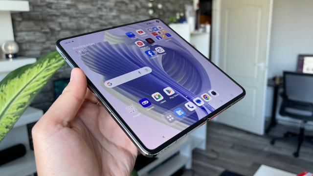 <b>OPPO începe oficial campania de teasing pentru noul pliabil Find N5, așteptat global drept OnePlus Open 2</b>Dacă global platforma X.com reprezintă locul în care apar majoritatea leak-urilor din zona smartphone, în China vorbim despre Weibo. Aici până și oficiali ai companiilor comunică prin postări cu fanii, fiind și cazul lui Zhou Yibao (directorul 