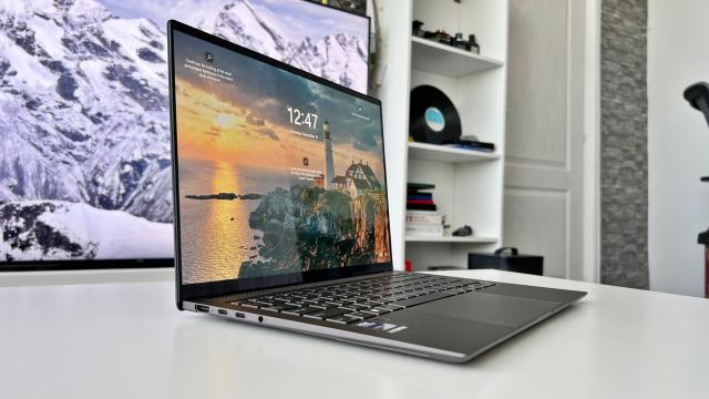 <b>ASUS Zenbook S 14 (UX5406S) 2024 Review: Ultrabook-ul care te face să uiți de tabletă, super ușor și subțire, cu stylus la pachet și un procesor Intel Core Ultra 7 gata de muncă serioasă</b>Finalul de an vine cu un laptop spectaculos pe masa mea de teste și anume ASUS Zenbook S 14 (UX5406S) 2024, un ultrabook care te face să uiți de nevoia unei tablete. De ce spun asta? Pentru că este foarte compact, ușor și subțire