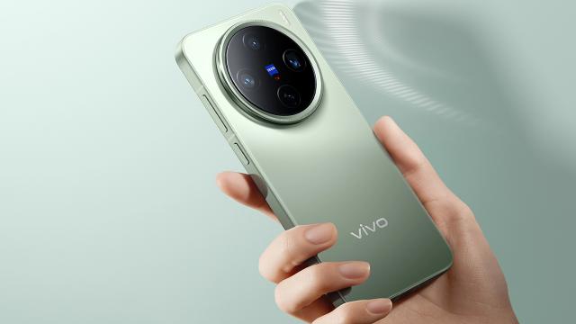 <b>Un alt smartphone compact Vivo vine anul viitor; Va avea procesor MediaTek Dimensity 9</b>Un trend care a revenit în mainstream pe parcursul anului 2024 a fost și cel al smartphone-urilor compacte, născându-se astfel modele precum vivo X200 Pro Mini. Am aflat anterior că Redmi vrea să aducă un asemenea terminal pe piață