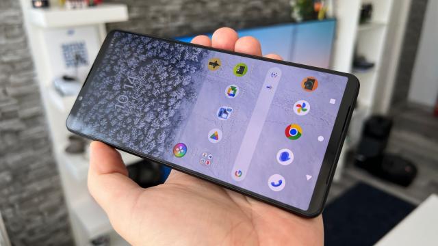 <b>Sony Xperia 1 VI: Display-ul scapă de aspectul 21:9, renunță și la rezoluția 4K</b>Motivul pentru care Sony Xperia 1 VI este mai comod se datorează ecranului care renunță la formatul îngust și învechit 21:9 în favoarea unuia mai modern, 19.5:9, cum au și alte flagship-uri ale momentului. Sony a renunțat aici și 